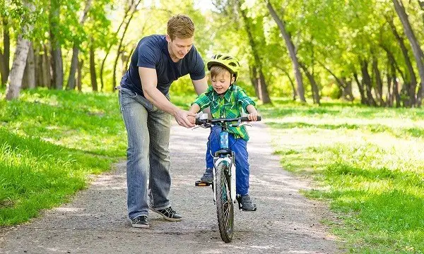 οδήγηση παιδιού σε δίκυκλο ποδήλατο