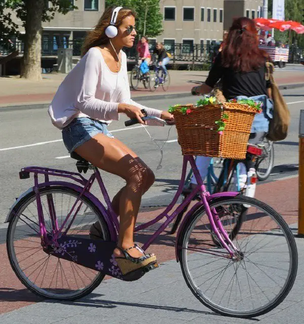 Χρήση ακουστικών κατά την ποδηλασία