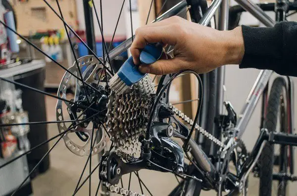 προετοιμασία της αλυσίδας του ποδηλάτου για τη σεζόν