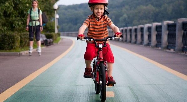 Πώς να διδάξετε στο παιδί σας να οδηγεί ποδήλατο: κανόνες ασφαλείας, συμβουλές