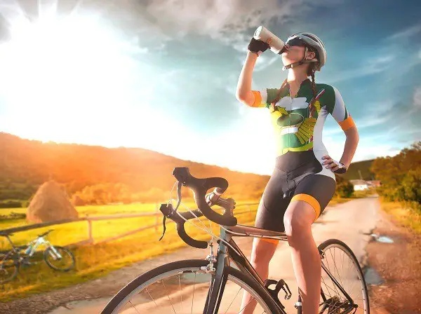 να έχετε μαζί σας ένα μπουκάλι νερό όταν οδηγείτε ποδήλατο