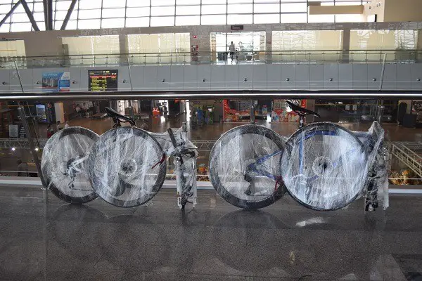 Συσκευασία του ποδηλάτου για τη μεταφορά με το τρένο