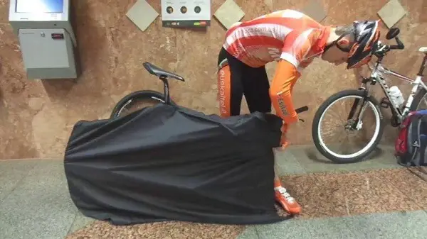 τοποθέτηση του ποδηλάτου σε σακούλα