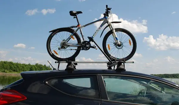 ένα ποδήλατο στην οροφή του αυτοκινήτου