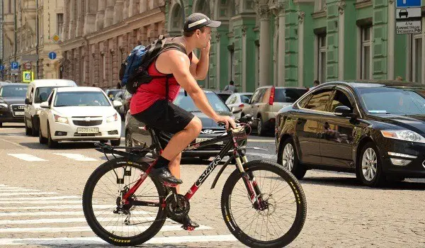 ποδηλάτης που μιλάει στο κινητό του τηλέφωνο